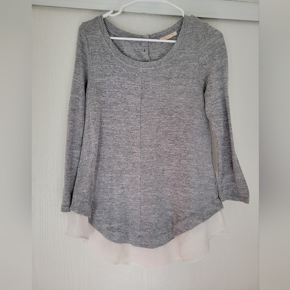 Skies are blue gray top size M